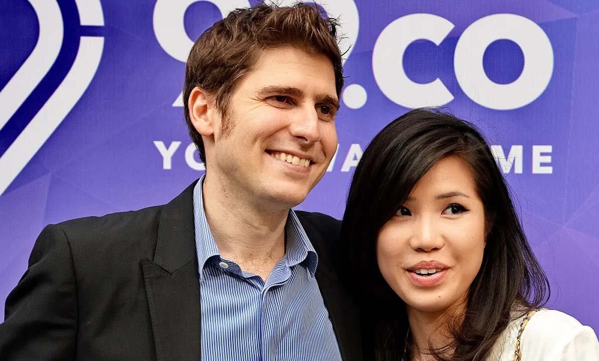 How Elaine Met Eduardo Saverin